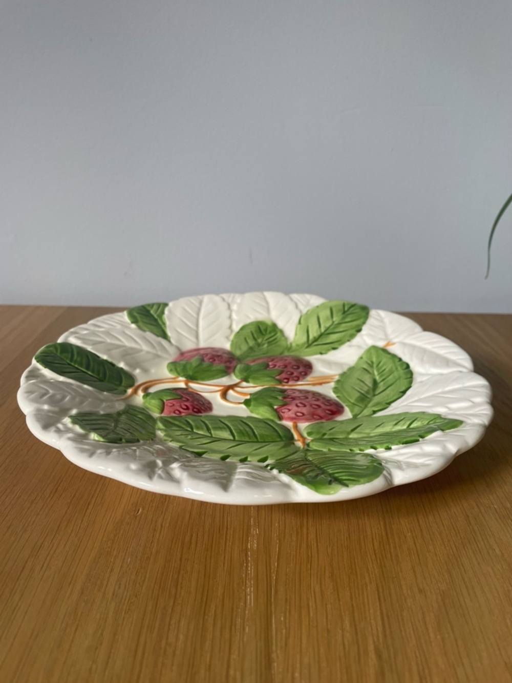 Vintage Hand-Painted Strawberry Ceramic Decorative Plate ๐ - Picture 9 of 11
